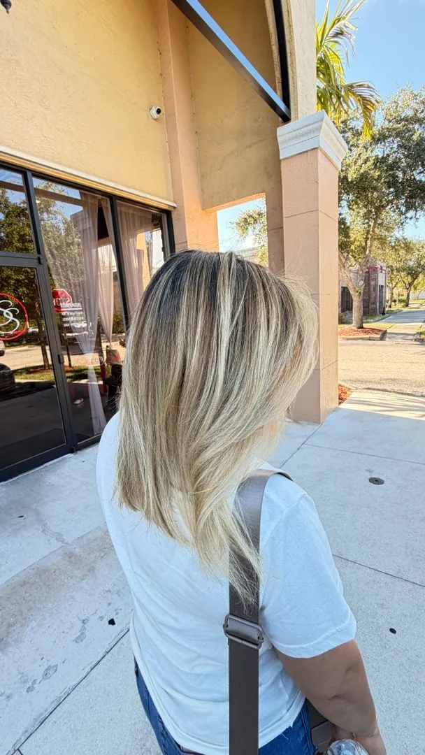 A happy client of Yaniela Hair Salon, photo 1