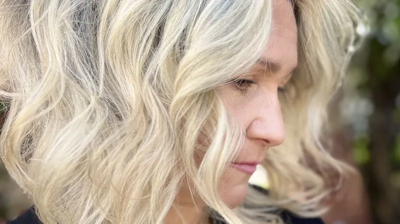Close view of platinum blonde waves, finished by Yaniela